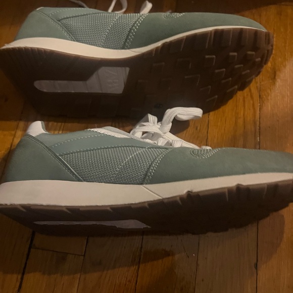 Light green sneakers with white laces - Picture 10 of 10